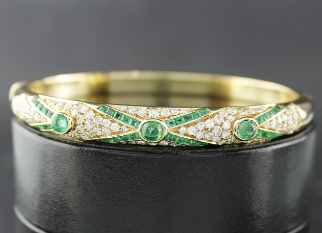 (image for) A 18K YELLOW GOLD DIAMOND AND EMERALD BANGLE